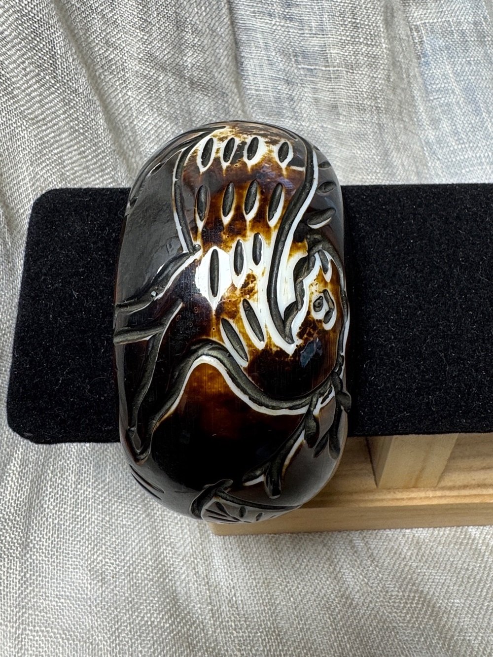 Carved Resin Horse Motif Brown Bangle Bracelet Size 8.25